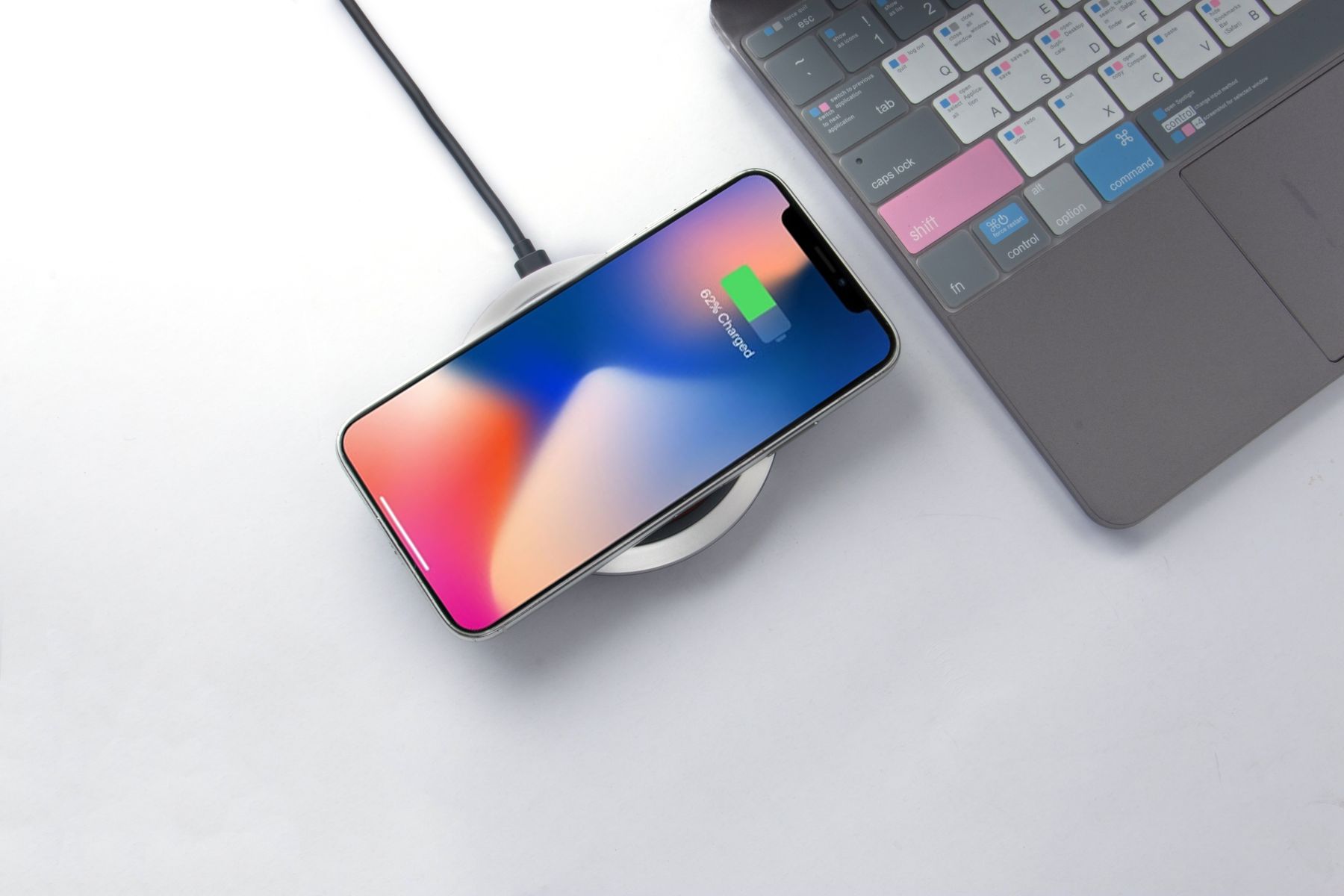 Smartphone op een draadloze oplader