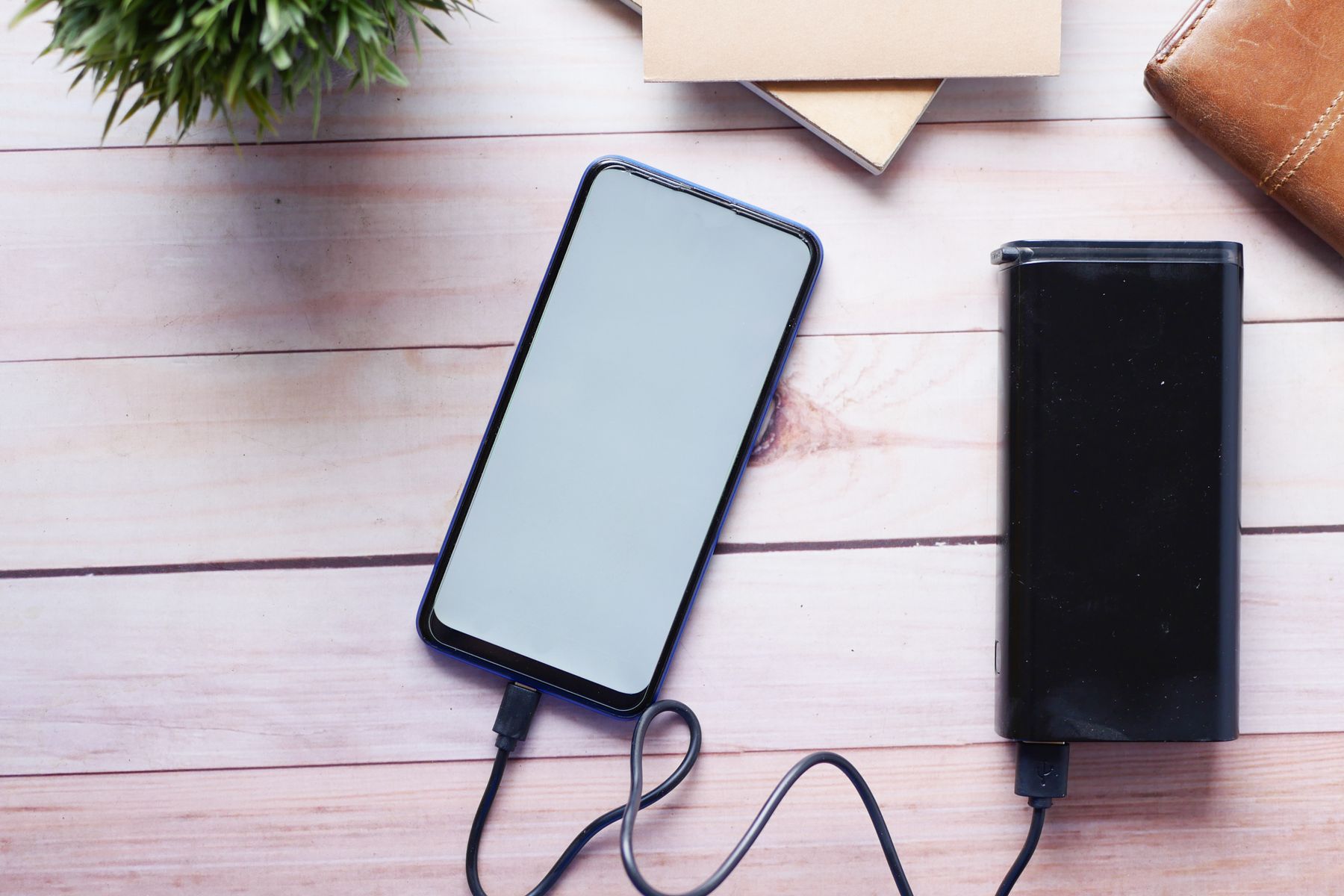 Telefoon die met een powerbank wordt opgeladen